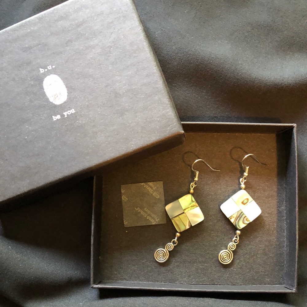 💚💜NWT abalone and spiral earrings